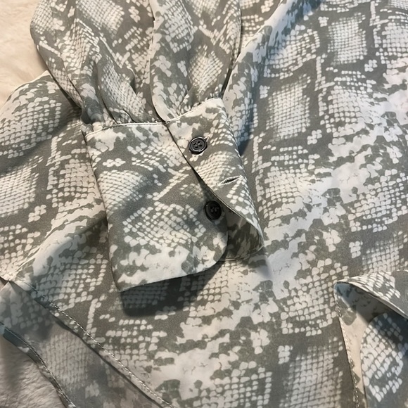 Beautiful 100% Silk blouse. Ivory and sage snake print - Picture 3 of 7